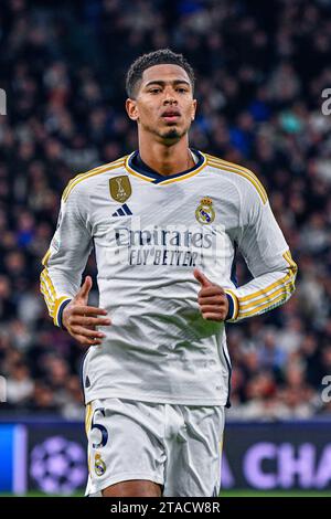 MADRID, SPAGNA - NOVEMBRE 29: Jude Bellingham del Real Madrid CF corre durante la partita tra Real Madrid CF e SSC Napoles di UEFA Champions League il 29 novembre 2023 a Santiago Bernabeu a Madrid, Spagna. (Samuel Carreño/Pximages) credito: PX Images/Alamy Live News Foto Stock