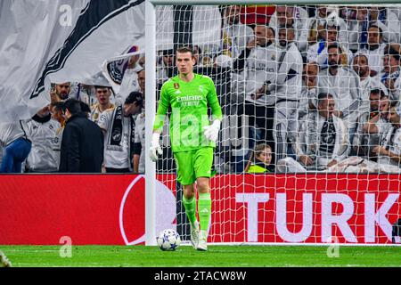 MADRID, SPAGNA - NOVEMBRE 29: Andriy Lunin del Real Madrid FC controlla il pallone durante la partita tra Real Madrid CF e SSC Napoles di UEFA Champions League il 29 novembre 2023 a Santiago Bernabeu a Madrid, Spagna. (Samuel Carreño/Pximages) credito: PX Images/Alamy Live News Foto Stock