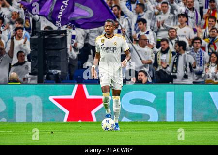 MADRID, SPAGNA - NOVEMBRE 29: David Alaba del Real Madrid CF guida la palla durante la partita tra Real Madrid CF e SSC Napoles della UEFA Champions League il 29 novembre 2023 a Santiago Bernabeu a Madrid, Spagna. (Samuel Carreño/Pximages) credito: PX Images/Alamy Live News Foto Stock