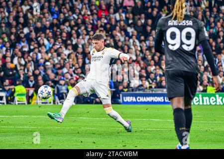 MADRID, SPAGNA - NOVEMBRE 29: Fede Valverde del Real Madrid CF tira il pallone durante la partita tra Real Madrid CF e SSC Napoles di UEFA Champions League il 29 novembre 2023 a Santiago Bernabeu a Madrid, Spagna. (Samuel Carreño/Pximages) credito: PX Images/Alamy Live News Foto Stock