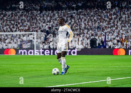 MADRID, SPAGNA - NOVEMBRE 29: Ferland Mendy del Real Madrid FC controlla la palla durante la partita tra Real Madrid CF e SSC Napoles della UEFA Champions League il 29 novembre 2023 a Santiago Bernabeu a Madrid, Spagna. (Samuel Carreño/Pximages) credito: PX Images/Alamy Live News Foto Stock