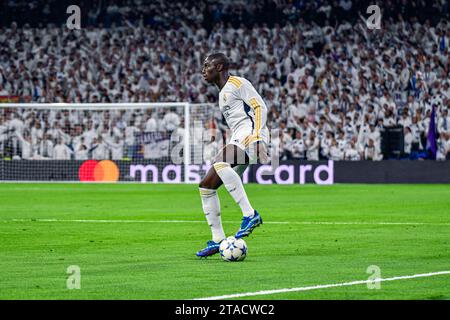 MADRID, SPAGNA - NOVEMBRE 29: Ferland Mendy del Real Madrid CF guida la palla durante la partita tra Real Madrid CF e SSC Napoles di UEFA Champions League il 29 novembre 2023 a Santiago Bernabeu a Madrid, Spagna. (Samuel Carreño/Pximages) credito: PX Images/Alamy Live News Foto Stock