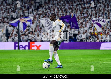 MADRID, SPAGNA - NOVEMBRE 29: Ferland Mendy del Real Madrid CF guida la palla durante la partita tra Real Madrid CF e SSC Napoles di UEFA Champions League il 29 novembre 2023 a Santiago Bernabeu a Madrid, Spagna. (Samuel Carreño/Pximages) credito: PX Images/Alamy Live News Foto Stock