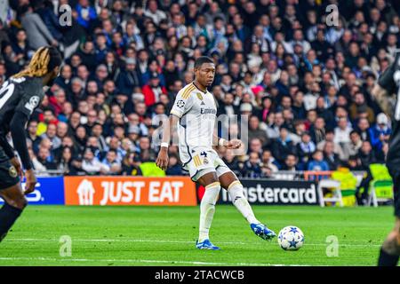 MADRID, SPAGNA - NOVEMBRE 29: David Alaba del Real Madrid FC passa il pallone durante la partita tra Real Madrid CF e SSC Napoles di UEFA Champions League il 29 novembre 2023 a Santiago Bernabeu a Madrid, Spagna. (Samuel Carreño/Pximages) credito: PX Images/Alamy Live News Foto Stock