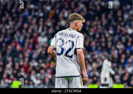 MADRID, SPAGNA - NOVEMBRE 29: Nico Paz del Real Madrid CF guarda durante la partita tra Real Madrid CF e SSC Napoles della UEFA Champions League il 29 novembre 2023 a Santiago Bernabeu a Madrid, Spagna. (Samuel Carreño/Pximages) credito: PX Images/Alamy Live News Foto Stock