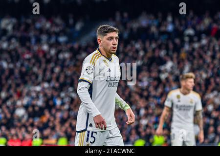 MADRID, SPAGNA - NOVEMBRE 29: Fede Valverde del Real Madrid CF in attesa durante la partita tra Real Madrid CF e SSC Napoles di UEFA Champions League il 29 novembre 2023 a Santiago Bernabeu a Madrid, Spagna. (Samuel Carreño/Pximages) credito: PX Images/Alamy Live News Foto Stock