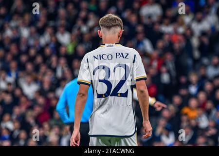 MADRID, SPAGNA - NOVEMBRE 29: Nico Paz del Real Madrid CF cammina durante la partita tra Real Madrid CF e SSC Napoles della UEFA Champions League il 29 novembre 2023 a Santiago Bernabeu a Madrid, Spagna. (Samuel Carreño/Pximages) credito: PX Images/Alamy Live News Foto Stock