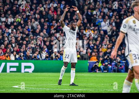 MADRID, SPAGNA - NOVEMBRE 29: Antonio Rüdiger del Real Madrid CF cerca di alzare i tifosi durante la partita tra Real Madrid CF e SSC Napoles di UEFA Champions League il 29 novembre 2023 a Santiago Bernabeu a Madrid, Spagna. (Samuel Carreño/Pximages) credito: PX Images/Alamy Live News Foto Stock