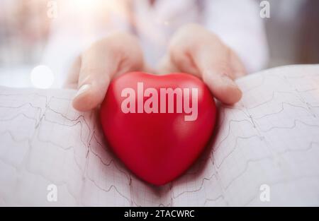 Medico che tiene il cuore rosso nelle mani. Concetto sanitario e medico. Intelligenza artificiale generativa Foto Stock