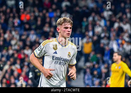 MADRID, SPAGNA - NOVEMBRE 29: Nico Paz del Real Madrid CF Focus durante la partita tra Real Madrid CF e SSC Napoles della UEFA Champions League il 29 novembre 2023 a Santiago Bernabeu a Madrid, Spagna. (Samuel Carreño/Pximages) credito: PX Images/Alamy Live News Foto Stock