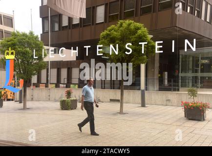 Vaduz, Liechtenstein - 02 giugno 2017: L'iscrizione Liechtenstein e lo stemma del Liechtenstein nell'edificio del Centro Turistico di Vaduz. Foto Stock