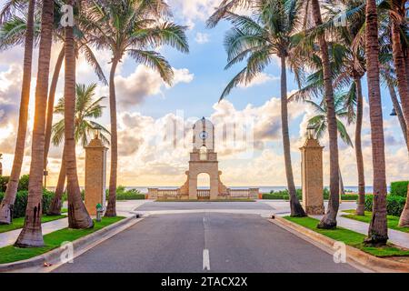 Palm Beach, Florida, torre dell'orologio USA su Worth Ave all'alba. Foto Stock