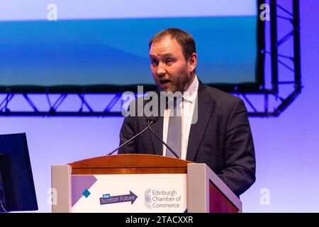 Edimburgo, Regno Unito. 30 novembre 2023 nella foto: Deputato per Edimburgo Sud, Ian Murray deputato, Segretario di Stato ombra per la Scozia fornisce un discorso chiave alla conferenza. Il think tank, Our Scottish Future, istituito dall'ex primo ministro Gordon Brown, tiene una conferenza dal titolo Better Jobs, Better Skills, Better Pay presso l'EICC di Edimburgo. Crediti: Rich Dyson/Alamy Live News Foto Stock