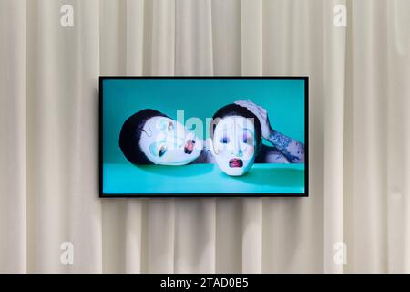 Ritratto commovente alla mostra sin Wai Kin 'Portraits' (2023) alla Soft Opening Gallery, Londra, Inghilterra Foto Stock
