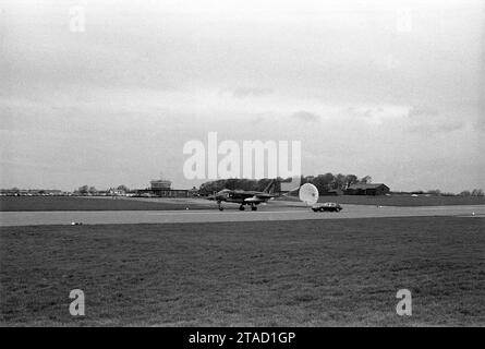 1971 Jaguar e-TYPE serie 3, motore V12, WHP 205J, con atterraggio prototipo di aerei da caccia Jaguar RAF Sepecat Foto Stock