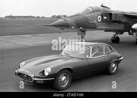 1971 Jaguar e-TYPE serie 3, motore V12, WHP 205J, parcheggiato accanto al prototipo di velivolo da caccia Jaguar Sepecat RAF in pista Foto Stock