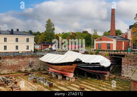 Lo storico bacino di carenaggio di Suomenlinna, Helsinki, è il più antico della Finlandia e uno dei più antichi bacini di carenaggio operativi d'Europa. Vista dalla piattaforma di osservazione Foto Stock