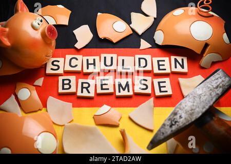 Crushed Piggy Bank su German Flag con la scritta Debt Brake Foto Stock