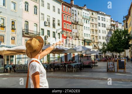 Donna che visita la bellissima città, Coimbra, Portogallo Foto Stock