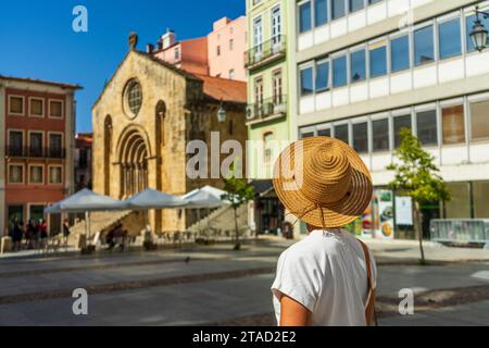 Donna che visita la bellissima città, Coimbra, Portogallo Foto Stock