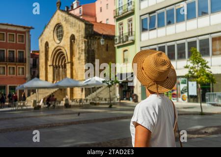 Donna che visita la bellissima città, Coimbra, Portogallo Foto Stock