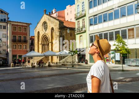 Donna che visita la bellissima città, Coimbra, Portogallo Foto Stock