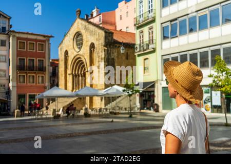 Donna che visita la bellissima città, Coimbra, Portogallo Foto Stock