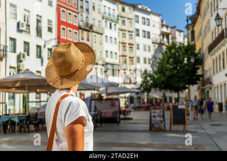 Donna che visita la bellissima città, Coimbra, Portogallo Foto Stock