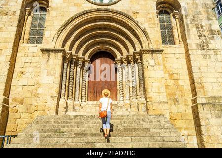 Donna che visita una chiesa romanica, Coimbra, Igreja de Sao Tiago Foto Stock