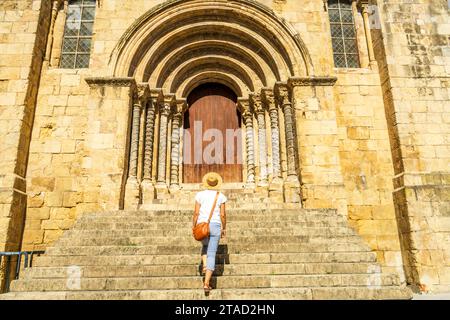 Donna che visita una chiesa romanica, Coimbra, Igreja de Sao Tiago Foto Stock