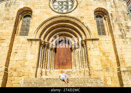 Donna che visita una chiesa romanica, Coimbra, Igreja de Sao Tiago Foto Stock