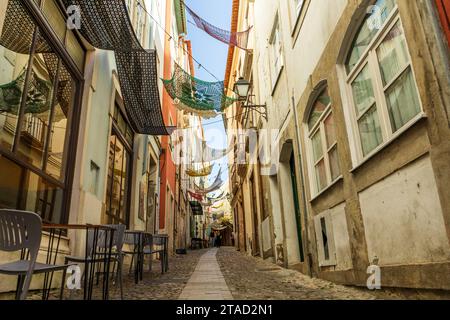 Strade strette nella città vecchia di Coimbra, Portogallo Foto Stock