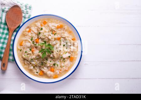 Soupy di riso con carciofi e carote. Piatto tipico della gastronomia spagnola. Foto Stock