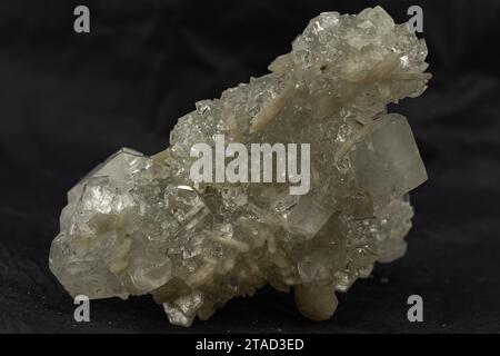 Vista ravvicinata che rivela la struttura naturale di Apofillite e Stilbite Mineral Foto Stock