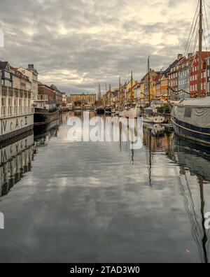 Copenhagen Nyhavn Canal con barche che riflettono nell'acqua, 25 novembre 2023 Foto Stock