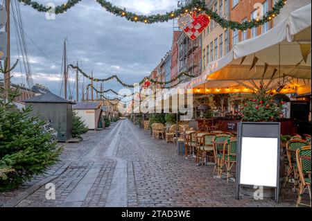 Decorazioni natalizie lungo il canale Nyhamns e un cartello bianco con spazio per il testo, Copenhagen, 25 novembre 2023 Foto Stock