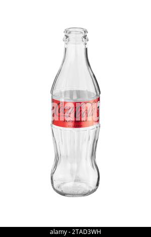 CHISINAU, MOLDAVIA - 29 novembre 2023: Bottiglia vuota di Coca Cola zucchero zero. Isolato su sfondo bianco. Con tracciato di ritaglio Foto Stock