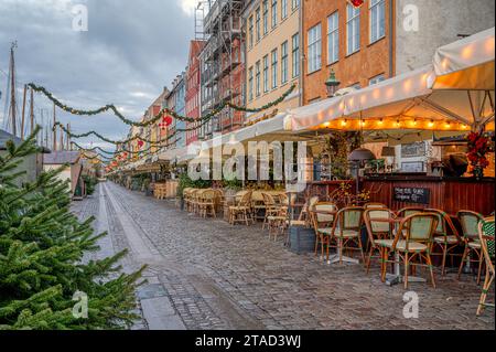 Albero di Natale sul lungomare lungo il canale Nyhavn a Copenaghen, 25 novembre 2023 Foto Stock