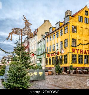 Decorazioni natalizie di fronte al ristorante Nyhavn 17 a Copenhagen, 25 novembre 2023 Foto Stock