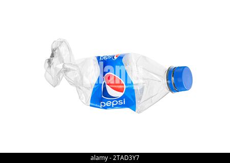 CHISINAU, MOLDAVIA - 29 novembre 2023: Bottiglia di plastica vuota schiacciata di Pepsi isolata su sfondo bianco. Con tracciato di ritaglio Foto Stock