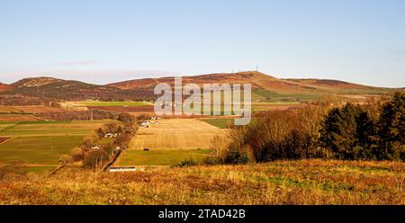 Dundee, Tayside, Scozia, Regno Unito. 30 novembre 2023. Tempo nel Regno Unito: Nella zona rurale di Dundee, il sole invernale con il clima mite crea spettacolari panorami sulle Sidlaw Hills e sulla Strathmore Valley. Crediti: Dundee Photographics/Alamy Live News Foto Stock