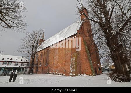 Ribnitz Damgarten, Germania. 30 novembre 2023. Vista della chiesa del monastero delle Clarisse, sede del Museo tedesco dell'Ambra. Il museo ha rilevato una collezione di oltre 250 mostre di quattro secoli dalla TUI AG Hannover. Crediti: Bernd Wüstneck/dpa/ZB/dpa/Alamy Live News Foto Stock