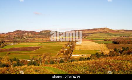 Dundee, Tayside, Scozia, Regno Unito. 30 novembre 2023. Tempo nel Regno Unito: Nella zona rurale di Dundee, il sole invernale con il clima mite crea spettacolari panorami sulle Sidlaw Hills e sulla Strathmore Valley. Crediti: Dundee Photographics/Alamy Live News Foto Stock