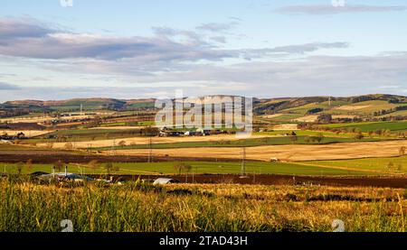 Dundee, Tayside, Scozia, Regno Unito. 30 novembre 2023. Tempo nel Regno Unito: Nella zona rurale di Dundee, il sole invernale con il clima mite crea spettacolari panorami sulle Sidlaw Hills e sulla Strathmore Valley. Crediti: Dundee Photographics/Alamy Live News Foto Stock