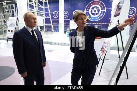 Sochi, Russia. 29 novembre 2023. Il presidente russo Vladimir Putin, a sinistra, accompagnato dal capo della Talent and Success Educational Foundation, Yelena Shmelyova, a destra, viene mostrata una dimostrazione di robotica presso il centro di formazione e sperimentazione della robotica Breakthrough-Sirius, il 29 novembre 2023 a Sochi, in Russia. Crediti: Mikhail Klimentyev/Cremlino Pool/Alamy Live News Foto Stock