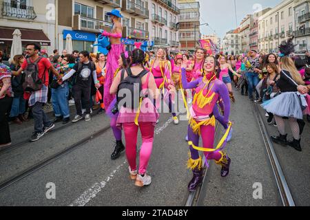 Sfilata di Carnevale per le strade di Lisbona del collettivo artistico Clandestine Colombina Foto Stock