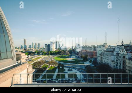 Si può ammirare la vista dal tetto del Centro Cultural Kirchner, la casa presidenziale, Casa Rosada. Così come il Parque Colon Park e i suoi dintorni. Foto Stock