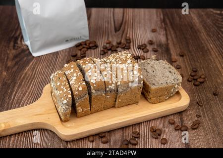 Pane aromatizzato al caffè con chicchi di caffè intorno Foto Stock