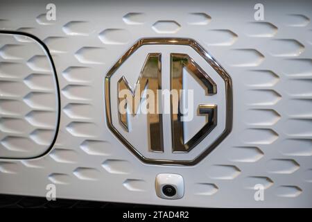 Primo piano del logo dell'auto elettrica MG Foto Stock