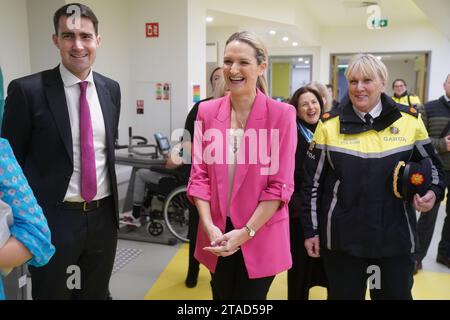 Il Ministro della giustizia Helen McEntee e il Ministro di Stato presso il Dipartimento dei trasporti Jack Chambers (a sinistra) con l'Assistente Commissario del Garda Paula Hilman (a destra) durante una visita al National Rehabilitation Hospital di Dun Laoghaire, Dublino. Data foto: Giovedì 30 novembre 2023. Foto Stock